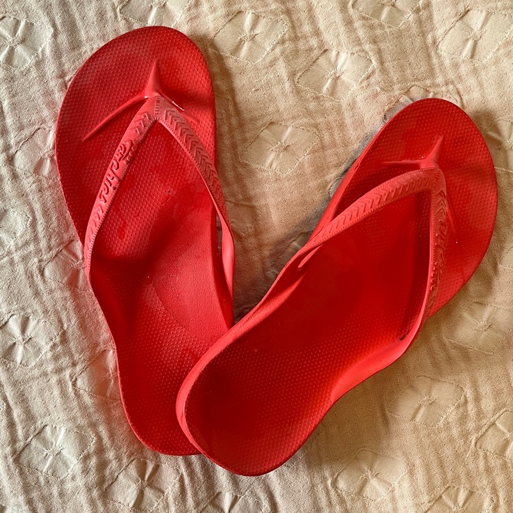 Archie’s flipflops size 8